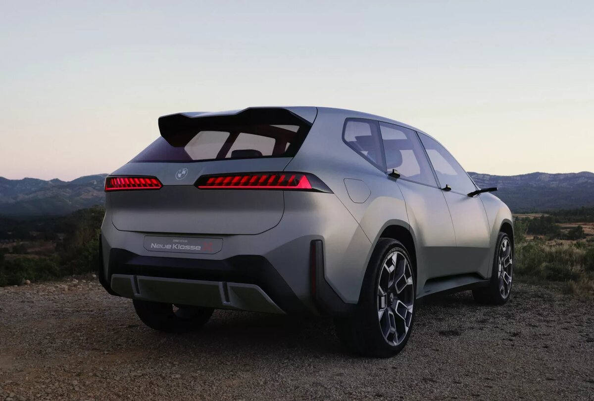 Новый по названию и философии дизайна, BMW Vision Neue Klasse X заменит iX3 в следующем году.-12