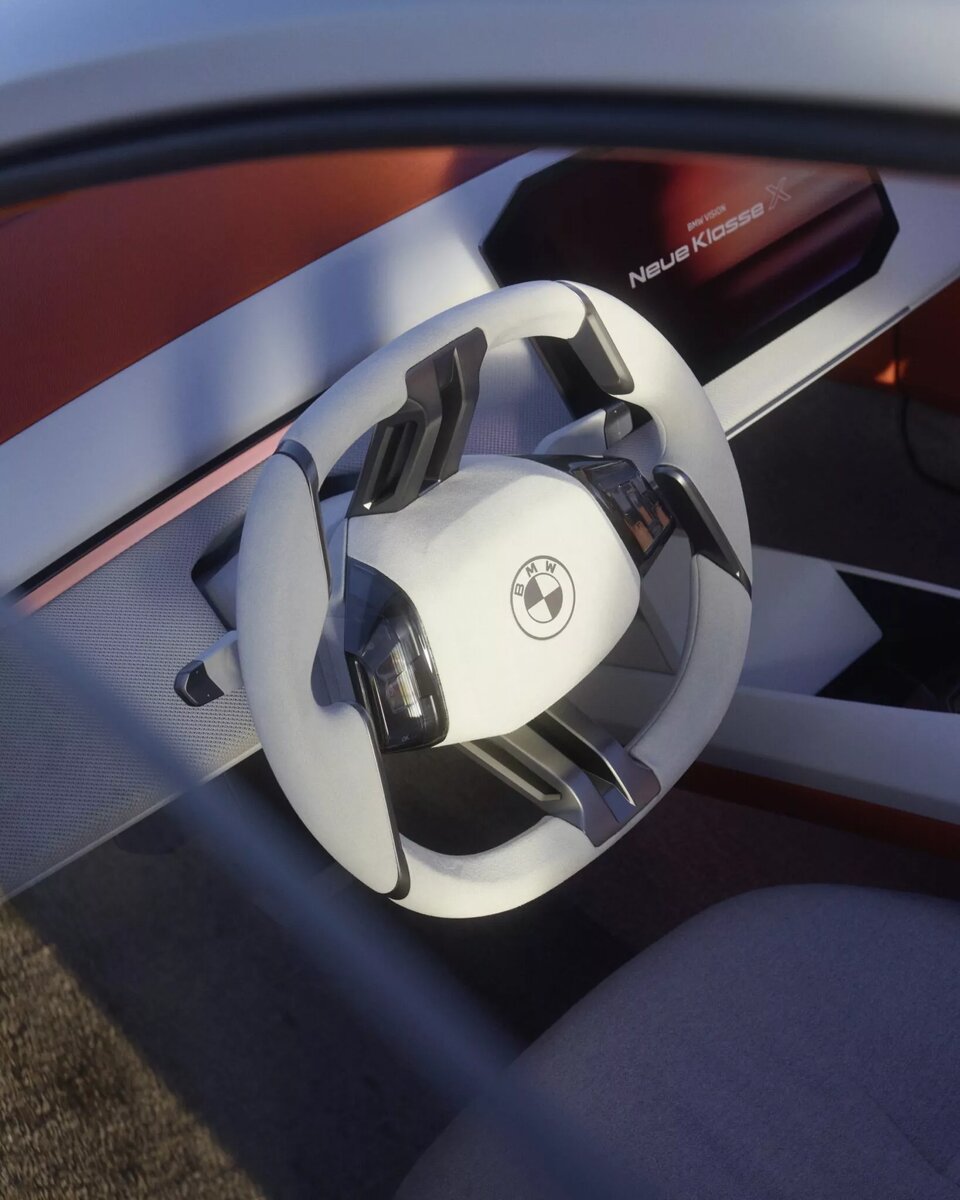 Новый по названию и философии дизайна, BMW Vision Neue Klasse X заменит iX3 в следующем году.-18