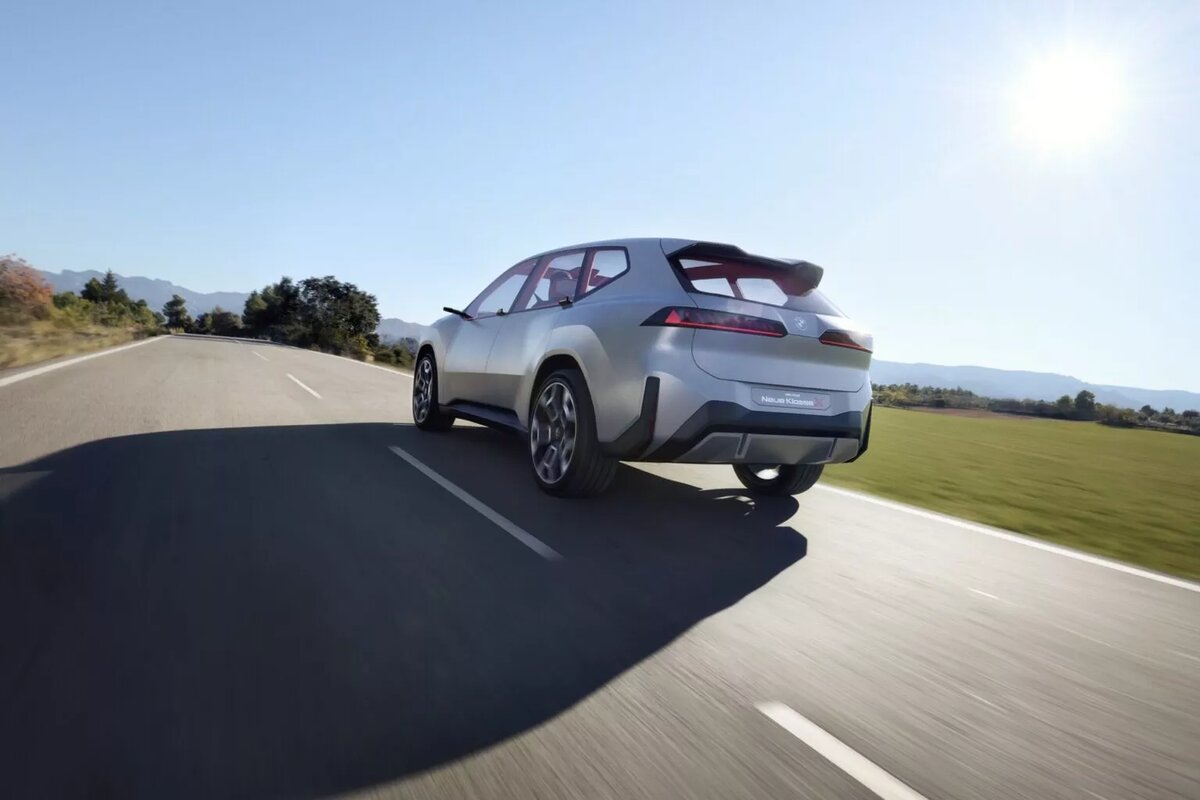 Новый по названию и философии дизайна, BMW Vision Neue Klasse X заменит iX3 в следующем году.-24