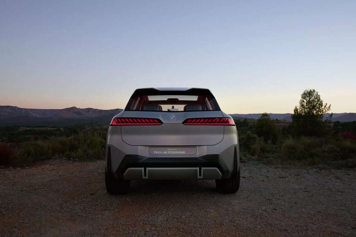 Новый по названию и философии дизайна, BMW Vision Neue Klasse X заменит iX3 в следующем году.-31