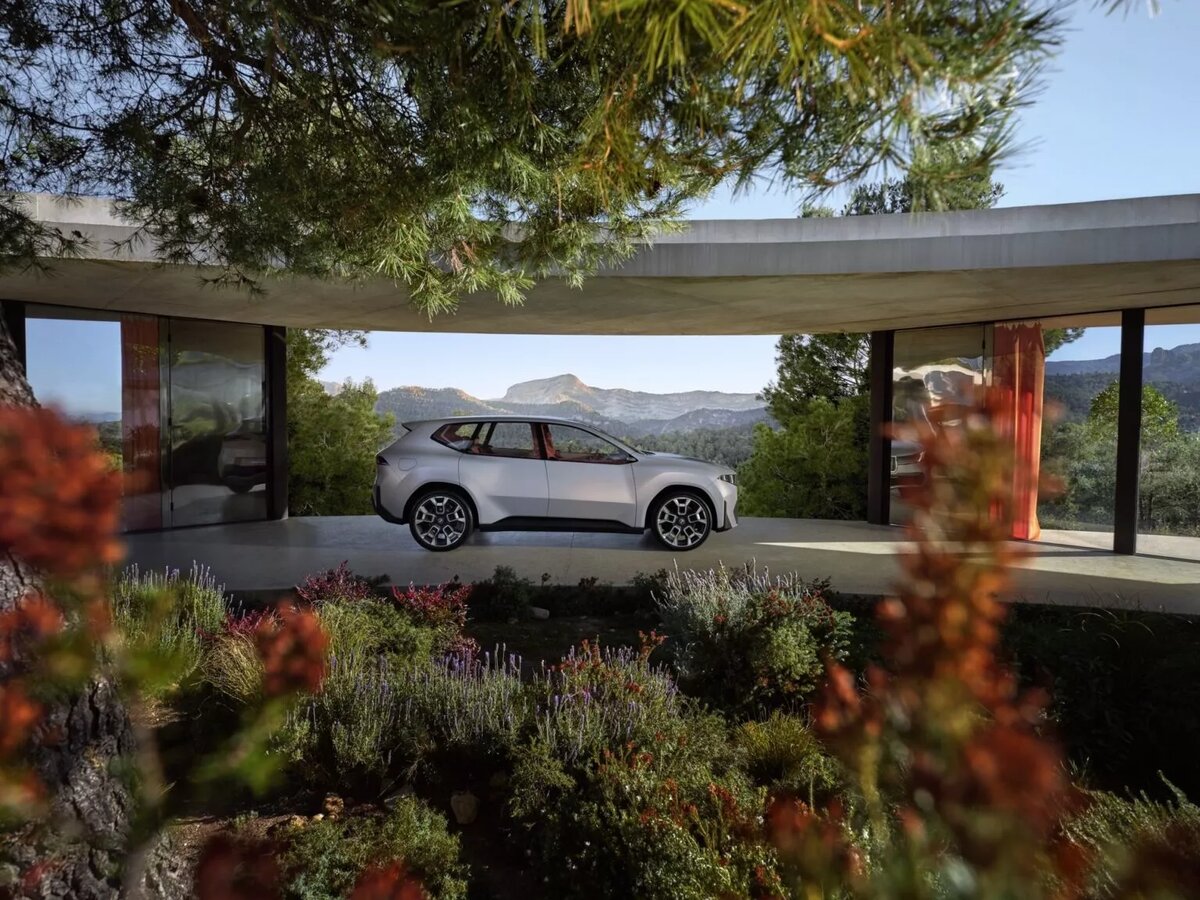 Новый по названию и философии дизайна, BMW Vision Neue Klasse X заменит iX3 в следующем году.-33