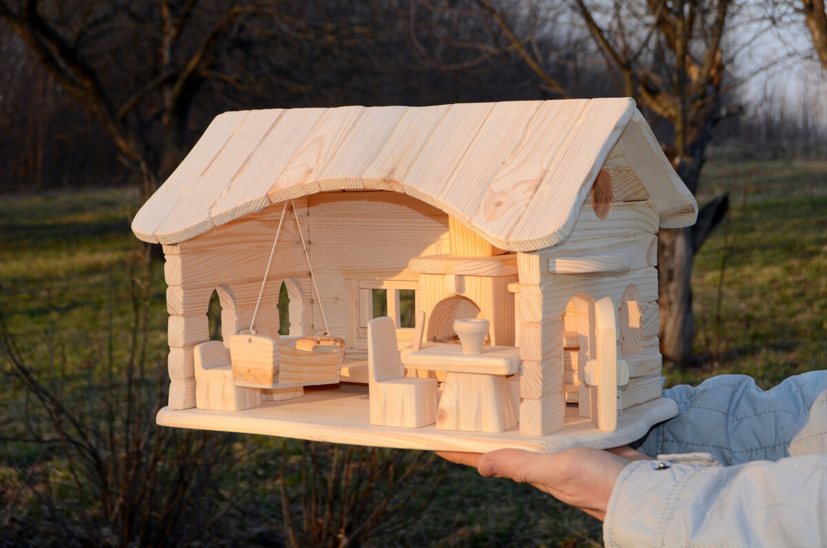 
Кукольный домик "Лесная изба" изготовлен из массива дерева сосны, с применением технологии искусственного старения древесины. За счёт этого проявляется красивая текстура дерева и сам домик становится более выразительным и интересным. 