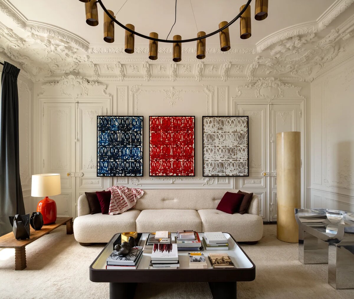 Триптих Рашида Джонсона на стене гостиной. Диван и журнальный столик спроектировал сам Лаплас, слева столик Жана-Мишеля Франка, справа кресла из металла по дизайну Рика Оуэнса, за ними тубус-торшер Жака Адне 1934 года.