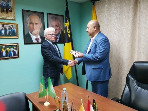 Депутат Ханоглан Алиев вручает Роману Агаеву удостоверение помощника депутата Совета депутатов г.о. Химки
