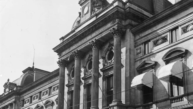 Здание Национального банка Румынии. Фото: J. de Haas / Three Lions / Getty Images.