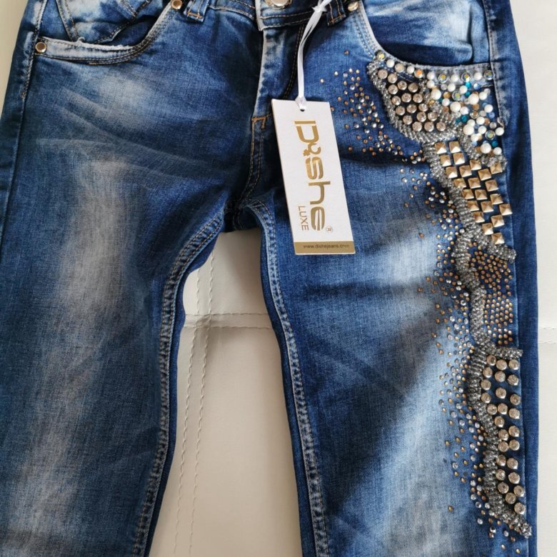 Джинсы клеш 2022. Женственный образ с джинсами. Скинни 2022. Джинсы для девушек модные. Джинсы модель 2024.