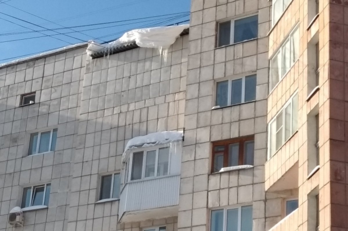    О сходе снега на женщину сообщили очевидцы