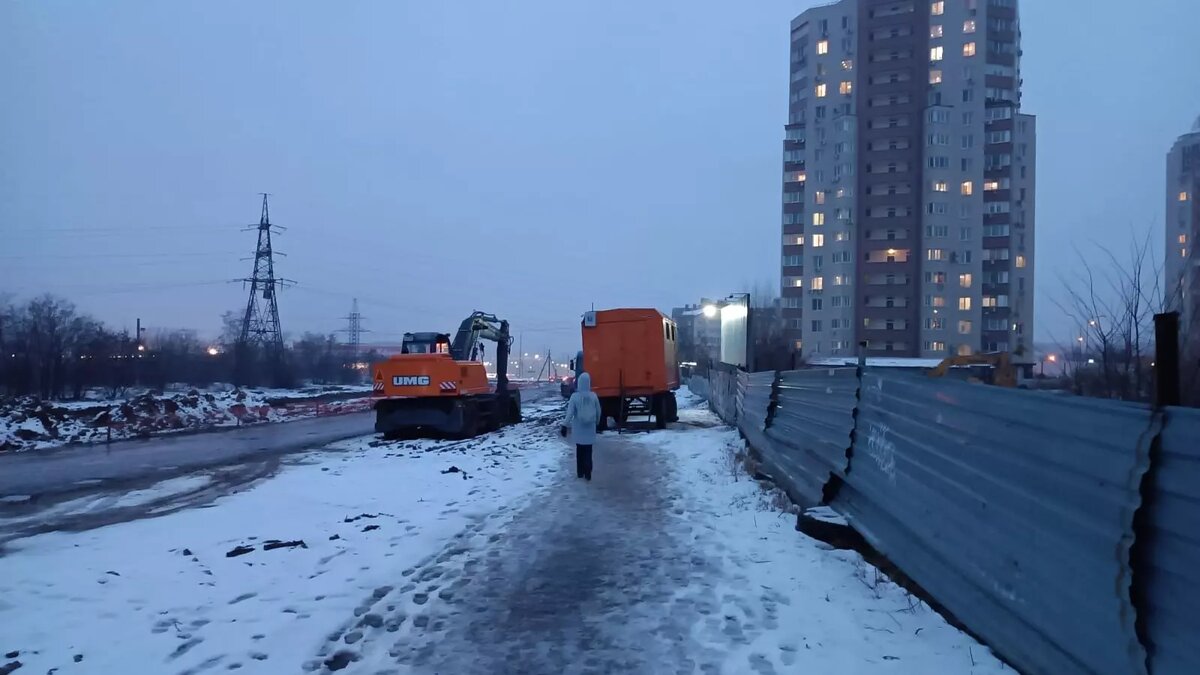 Дети не могут дойти до школы: на западе Волгограда грузовики перекрыли  дорогу | НовостиВолгограда.ру | Дзен