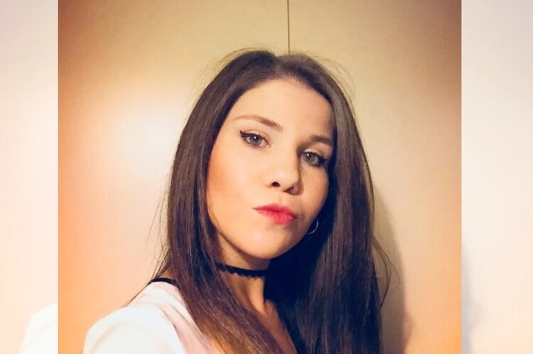 Если родственники девушки откликнуться, она готова приехать в Россию. Фото из архива девушки 
