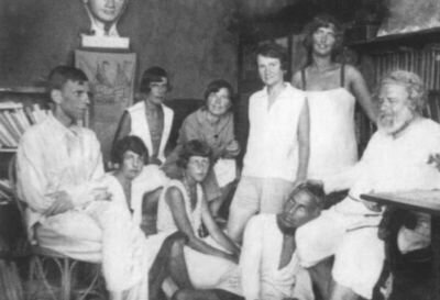 На фото: А. В. Миних, М. С. Петровых (сидит в центре), М. С. Волошина, Е. Н. Ребикова, М. С. Альтман, М. А. Волошин, неустановленные лица. 1931. Фото из архива ГЛМ. ЛитМир - Электронная Библиотека