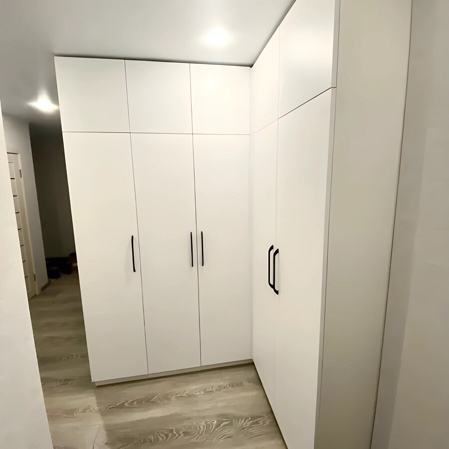 Белый угловой распашной шкаф с антресолью