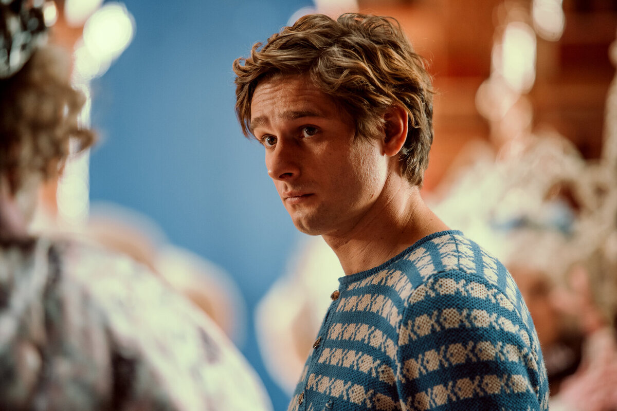 Его соперник. Посмотрите на этого неудачника!