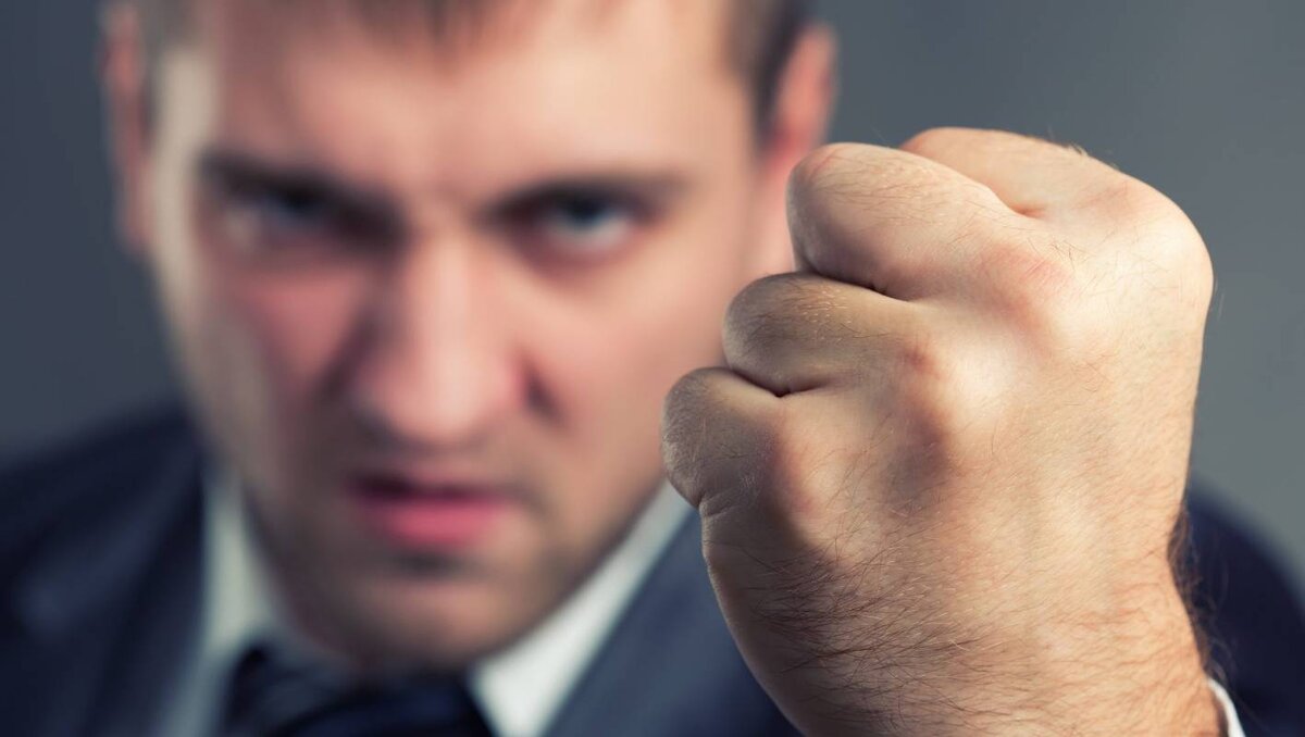 Угрозы для человека. Человек угрожает. Человек который угрожает это. Человек который угрожает это. Угроза по телефону какая статья.