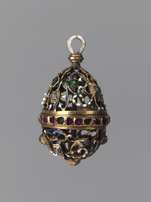 Вот так выглядели в XVII веке пуговицы на нарядах очень богатых людей: золото, драгоценные камни. Еще была форма в виде палочки-брусочка. Фотография и экспонат Музеев Московского Кремля с сайта collectiononline.kreml.ru