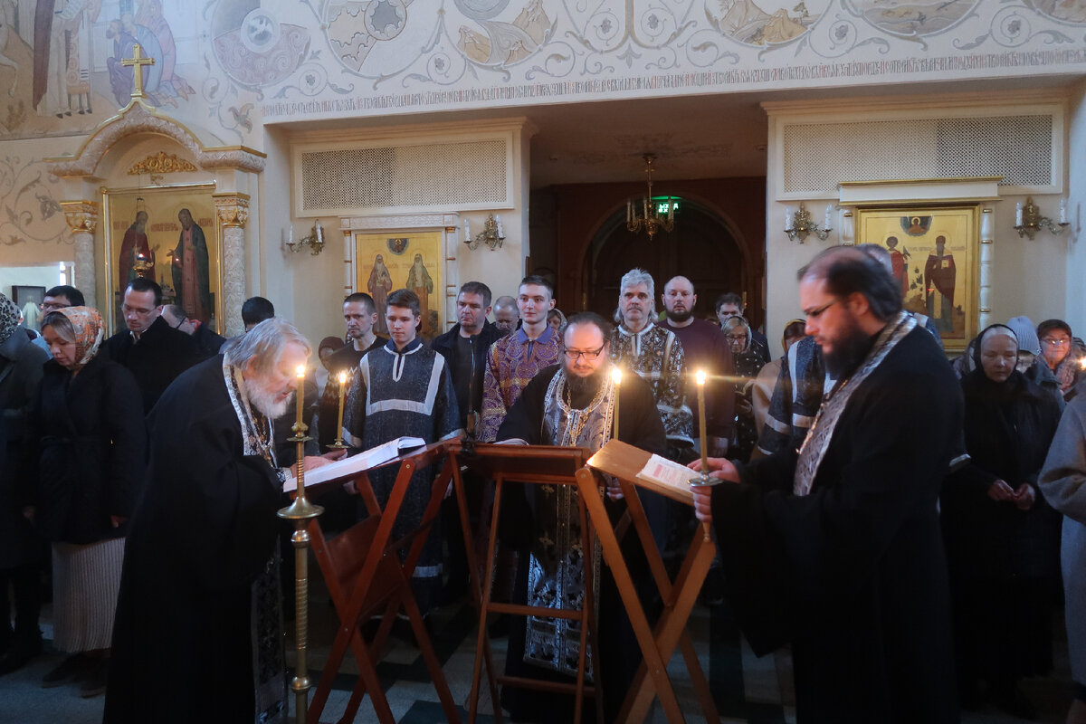 По центру наш дорогой настоятель о.Александр НАРУШЕВ, слева о.Александр КОПЯТКЕВИЧ, справа о.Анатолий ПРАВДОЛЮБОВ, за настоятелем алтарники слева направо Иван, Кирилл, Сергий и Сергий