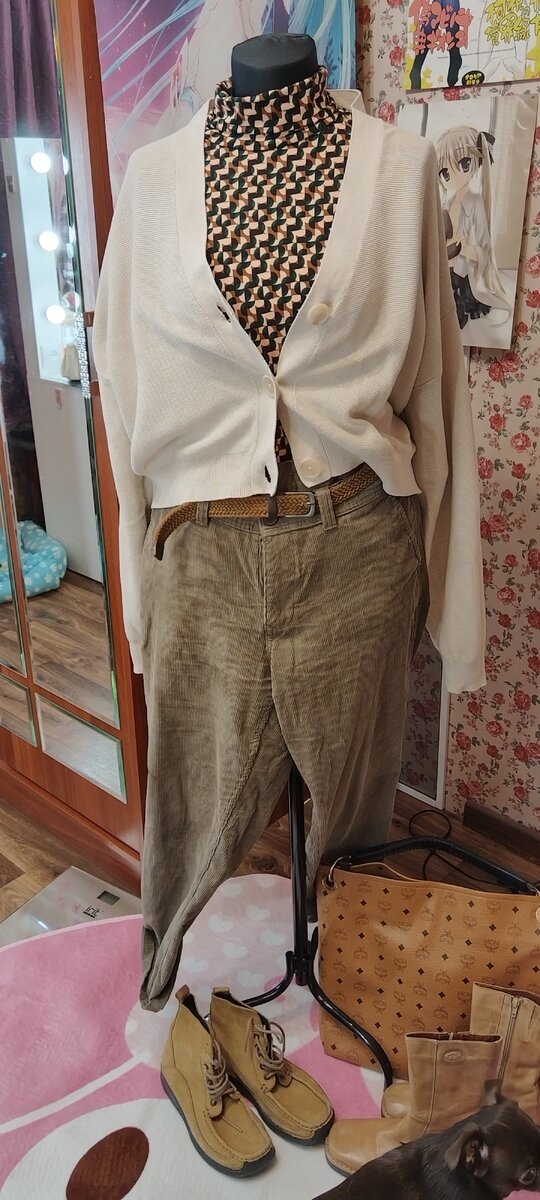 Здесь добавила к ней вельветки, 2 пары обуви, сумка MCM, и бежевый кардиган. Всё с/х