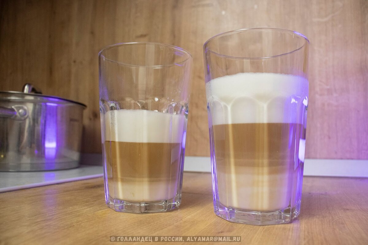 Чем отличаются капучино и латте? Капучино - это кофе, где немного молока и много пены. В латте молока больше (из-за этого оно стоит дороже капучино), поэтому его правильнее бы было назвать молочным коктейлем с добавлением кофе. Слева - капучино, справа - латте. Фото: Голландец в России