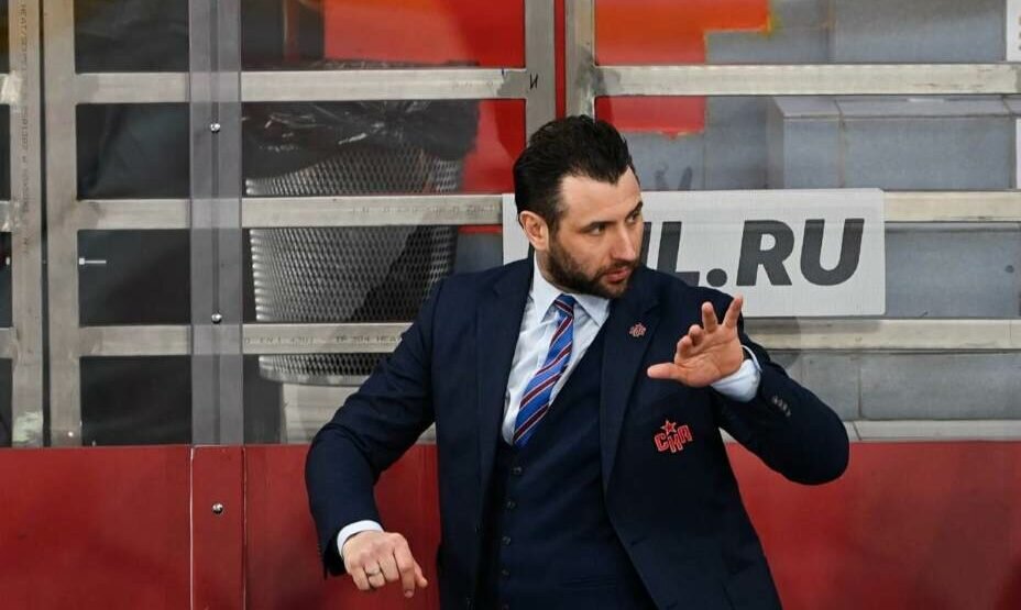    Роман Ротенберг пытался наладить систему, но она опять дала трещину. Фото: ВК ХК СКА