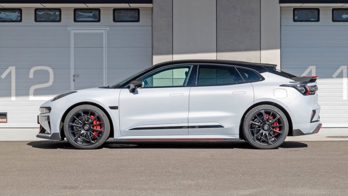 Zeekr 001 - это электрический кроссовер, выпущенный китайским автопроизводителем Zeekr, который является дочерней компанией Geely. Этот автомобиль представляет собой современный и инновационный дизайн, сочетающий в себе высокую производительность и экологическую чистоту.

Zeekr 001 оснащен передовыми технологиями, такими как электрическая силовая установка, обеспечивающая мощность до 536 лошадиных сил и запас хода до 700 километров на одном заряде. Это позволяет автомобилю разгоняться до 100 км/ч всего за 3,8 секунды, что делает его одним из самых быстрых электрических автомобилей на рынке.

Кроме того, Zeekr 001 имеет просторный и стильный интерьер, оборудованный самыми современными системами безопасности и развлечений. Этот автомобиль станет идеальным выбором для тех, кто ценит комфорт, производительность и заботу об окружающей среде.

Zeekr 001 - это не просто автомобиль, это символ новой эры в автомобильной индустрии, где электрические автомобили становятся все более популярными и доступными.