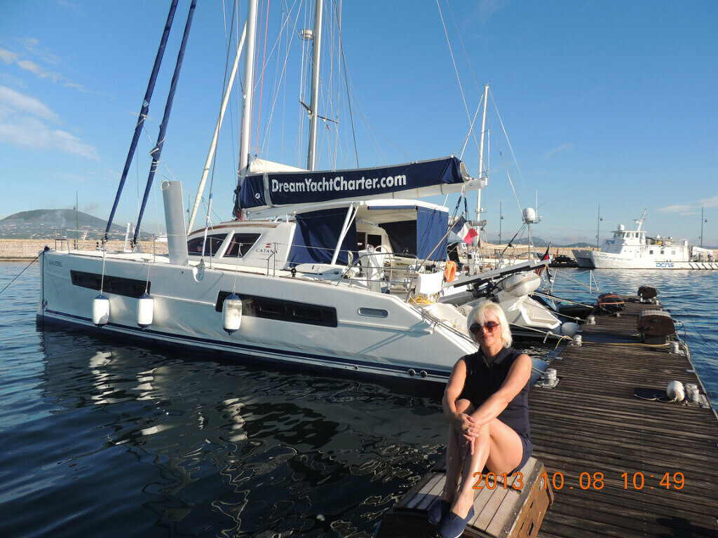 Наша лодка. Это не классическая яхта, а катамаран.