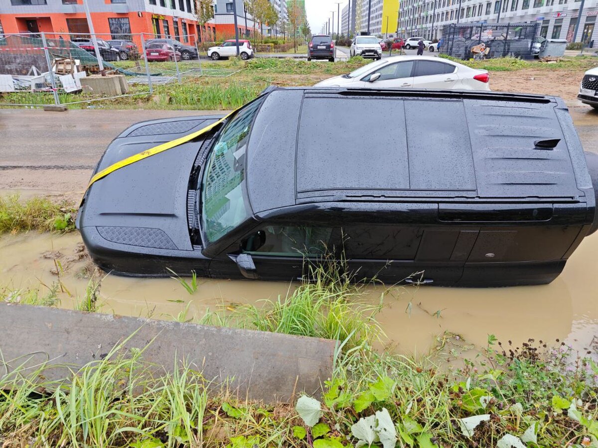 За ночь Рендж ровер сполз по скользкому грунту.