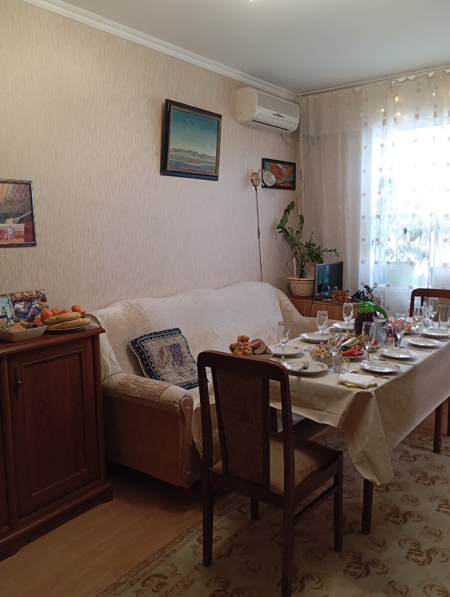 Опять тот же стол с тем же почти меню, но 19 марта т.г.