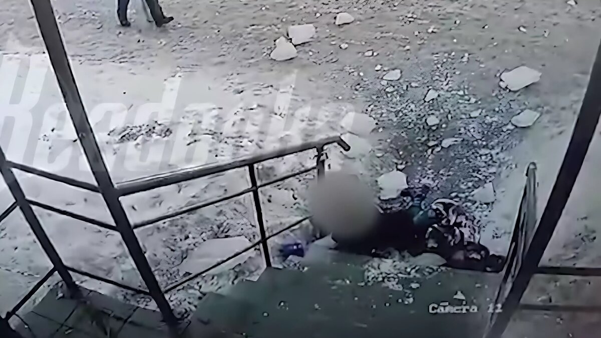     Момент падения глыбы льда на детей в Шахунье попал на видео. Его опубликовал Telegram-канал Readovka.