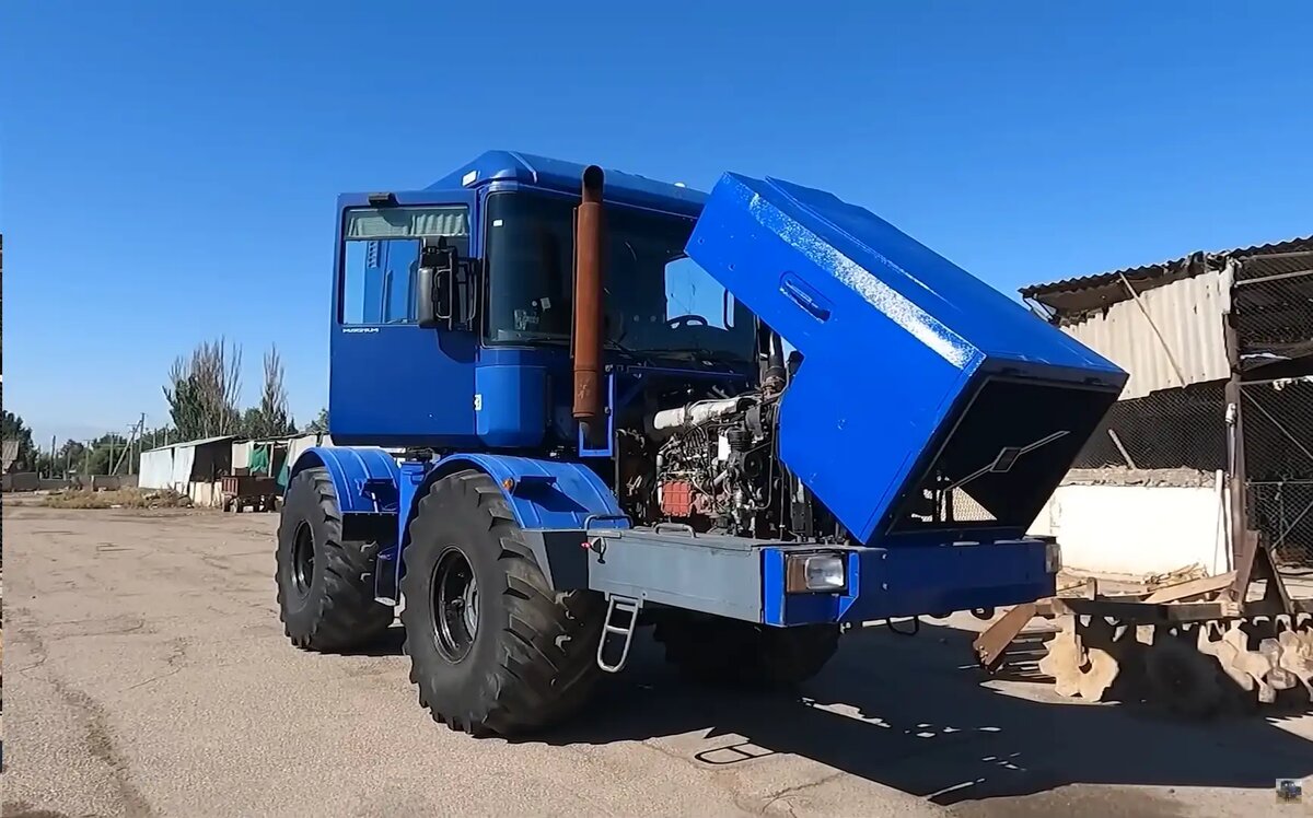 Трактор К-700 с кабиной от магистрального тягача Renault Magnum (источник: скриншот с видео, опубликованного на YouTube-канале «Максим Викленко»)