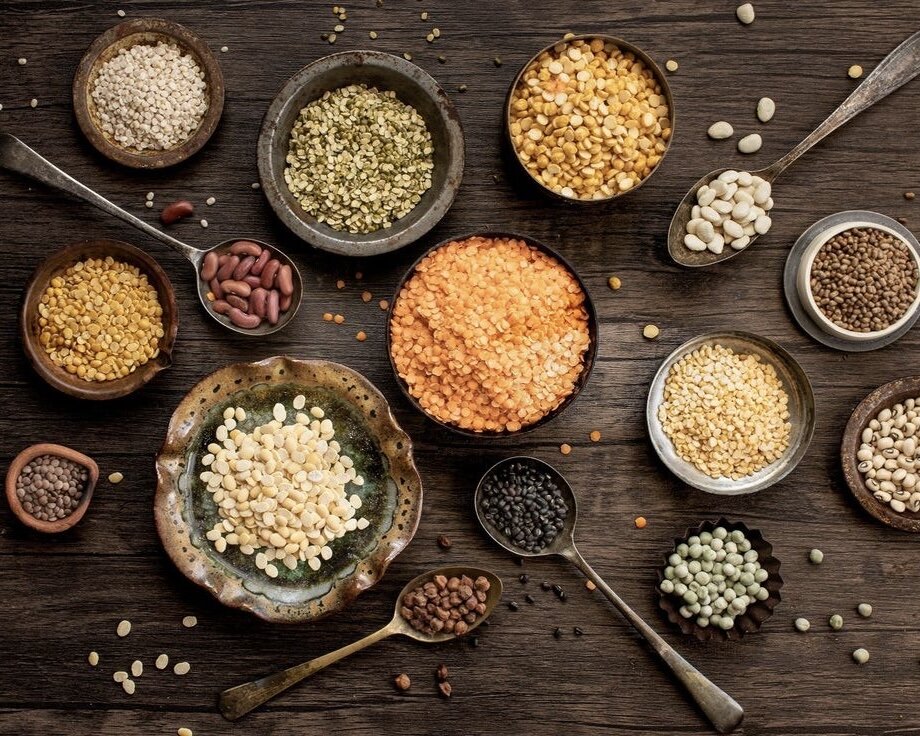 2 чашки бобовых, 3 чашки круп, 3 чашки овощей + семена, орехи, ягоды/фрукты - это ориентир соотношения продуктов для постного рациона (в день). 1 чашка = 200 г продукта в готовом виде.