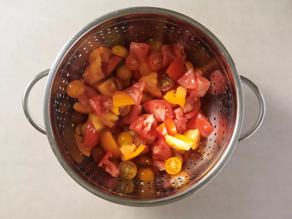 Подсушенный хлеб и соленые спелые помидоры делают этот салат лучшим салатом лета.-2