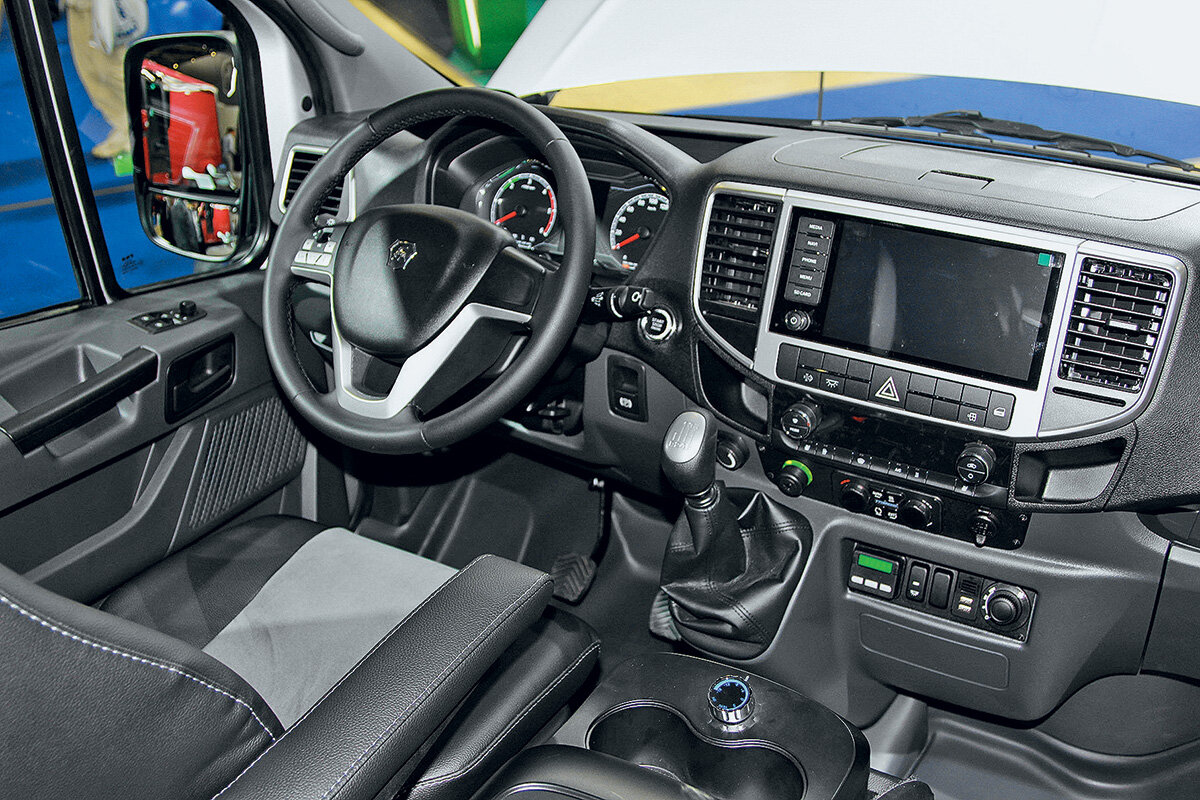 Раздаточная коробка новичка управляется с помощью не классических напольных рычагов, а поворотом шайбы.