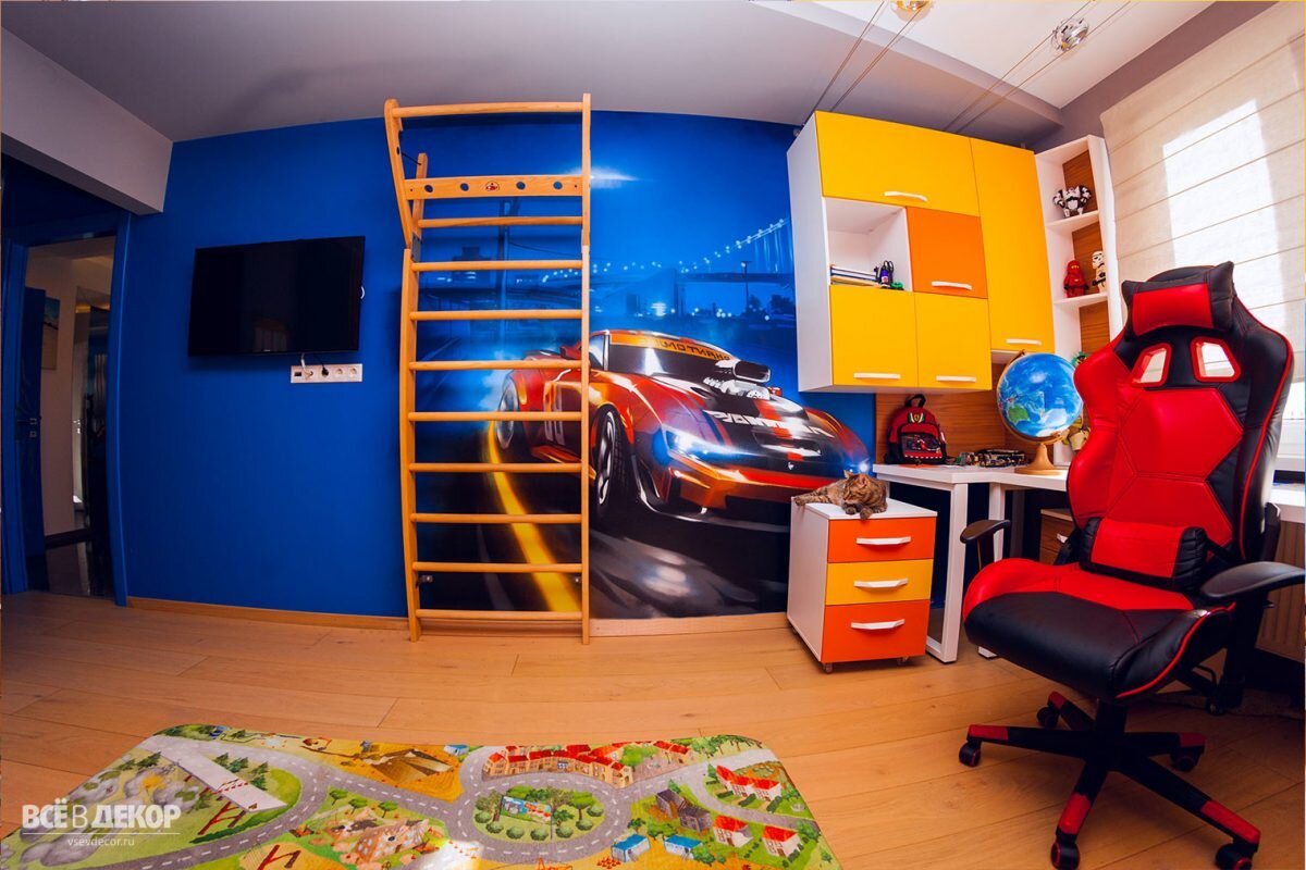 Рисунок гоночной машины на стене в детской мальчика