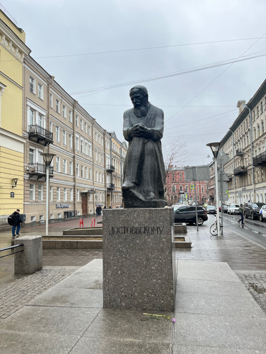Памятник Достоевскому у одноименной станции метро. Фото автора. 