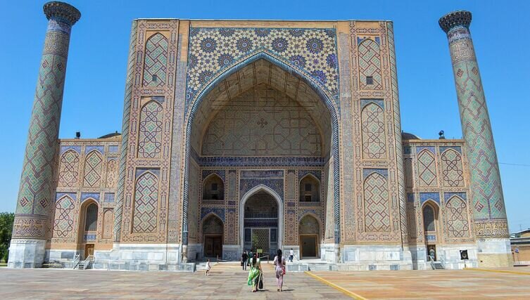    Медресе Улугбека в Самарканде, Узбекистан Фото: Francisco Anzola. Собственная работа, по лицензии CC BY-SA 3.0