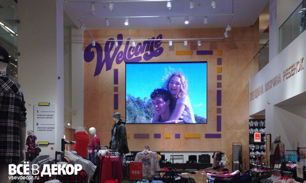 Вертикальные рисунки на стенах в магазине