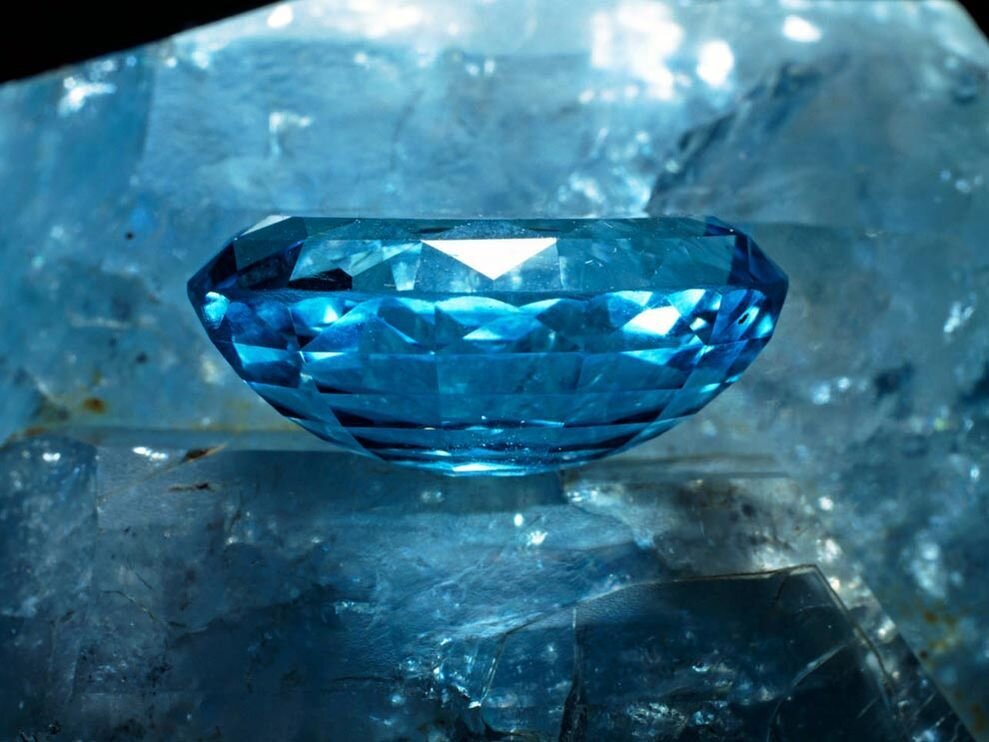 Что обрабатывают топазом. Топаз (минерал). Топаз САМОЦВЕТ. Topaz камень Gemstone. Голубой топаз камень.