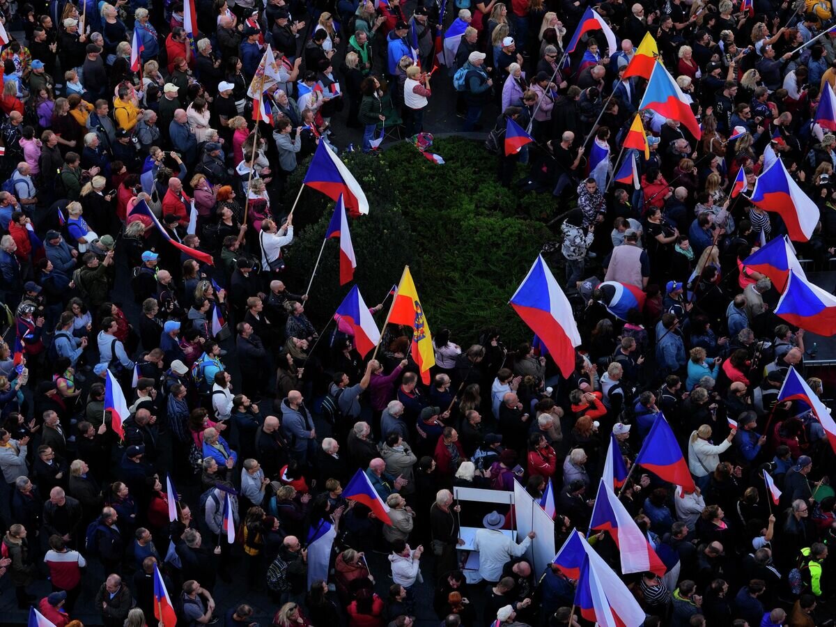    Митинг в Праге в поддержку переговоров с Россией и отставки правительства Чехии© AP Photo / Petr David Josek
