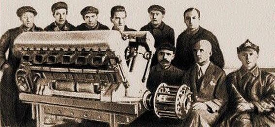 Советские двигателестроители начала 1930-х перед V-образным авиационным двигателем М-34Р после завершения статических испытаний. На фото, сделанном в 1932 году - Александр Александрович Микулин позирует вместе с Г. Ф. Ульяновым, Л. С. Татко, В. П. Петровым, А. А. Розенфельдом и другими своими помощниками.
