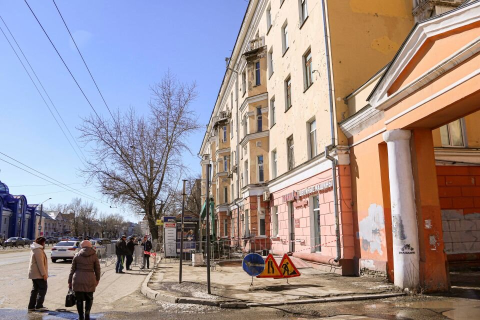    В барнаульском доме на пр. Строителей, 4 произошло обрушение фасада. Источник: Виталий Барабаш