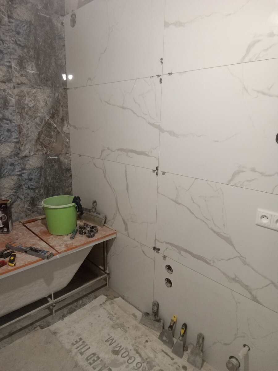 Плитка размером 1200 на 600 в ванной комнате. 