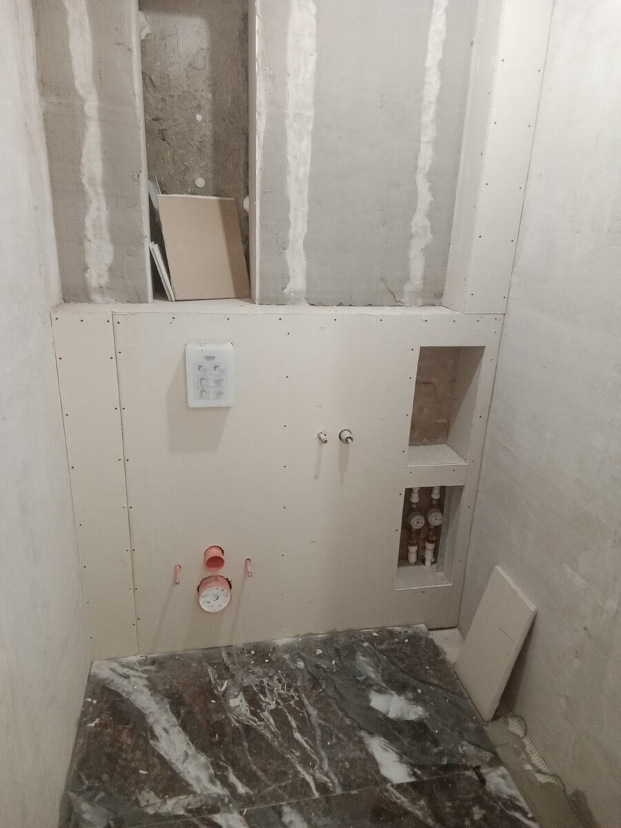 Стены предварительно отштукатурены Ротбандом. 