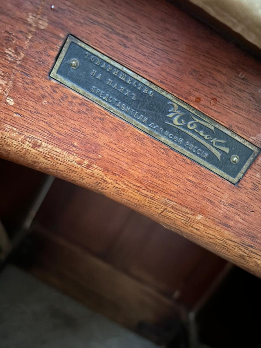 Дефекты: трещины, сколы, отсутствие деталей, проблема с конструктивом, отсутствие части фурнитуры, повреждение покрытия стола.