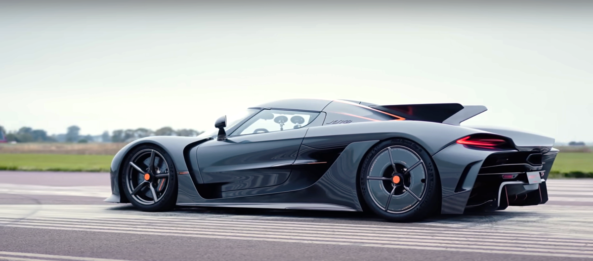  Koenigsegg Jesko на гоночном треке