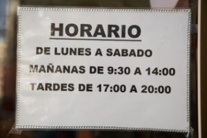 Традиционный испанский график работы: "с пн по сб, утром с 9:30 до 14:00, вечером с 17:00 до 20:00". С 14 до 17 - сиеста😅