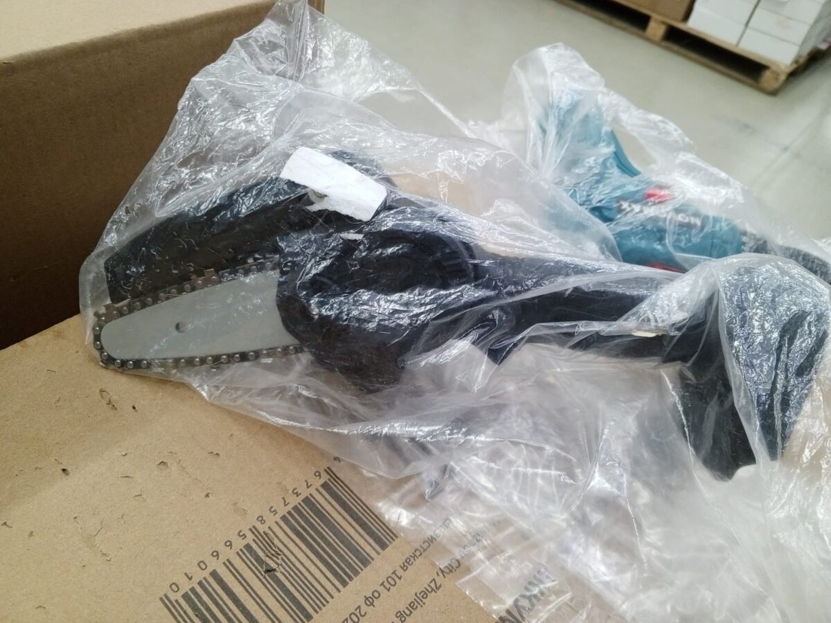 Батарея в комплекте одна. 