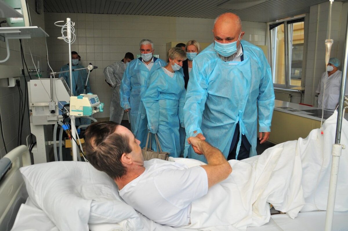 Губернатор Кузбасса встретился с Леонидом Моисеевым и наградил медалью «За честь и мужество». Фото: правительство Кузбасса