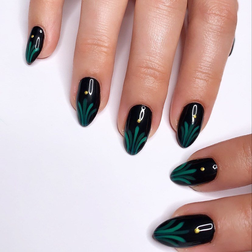    Рисунок в стиле павлиньих перьев. Фото из аккаунта Nails_x_mb