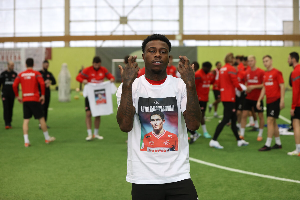  Скрещенные пальцы не помогли Квинси Промесу, и он попал в серьезную переделку. Фото: Stupnikov Alexander\globallookpress.com