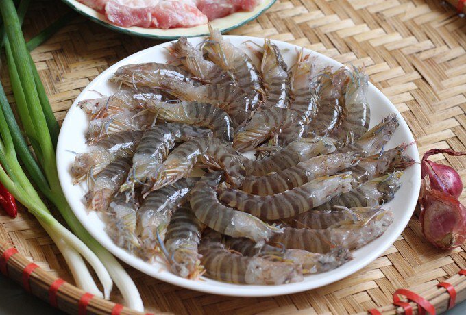 Головы креветок можно снять, чтобы потом их было легче съесть.