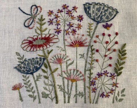 Очаровательная растительная вышивка, в основном линейные швы - это не настолько сложно, что невозможно повторить! И каждая из нас способна на создание такой красоты!